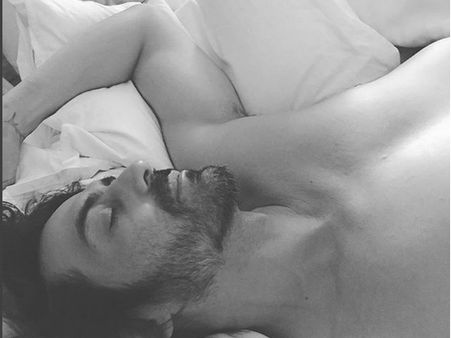 ప్రతీరోజు నన్ను నలిపేస్తాడు.. పడకగదిలో అర్థనగ్నంగా హీరో.. మీడియా రచ్చ!