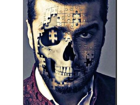 తగలబడుతున్న హీరో ముఖం.. ఇంకా మంట పెట్టిన ప్రియురాలు!