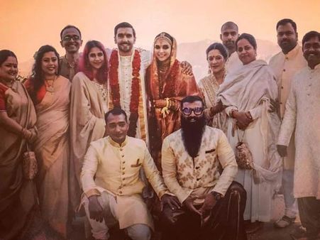 వైరల్ అవుతున్న దీపిక-రణవీర్ న్యూ వెడ్డింగ్ ఫోటో... వారంతా ఎవరు?