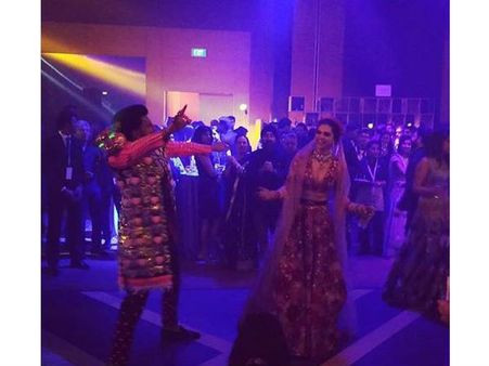 వెడ్డింగ్ బాష్: పార్టీలో రణవీర్ సింగ్ డాన్స్ చూసి అంతా షాక్, దీపిక కూడా...