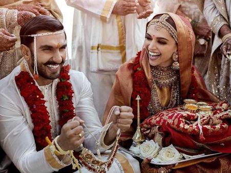 ఎట్టకేలకు దీపికా, రణ్‌వీర్ పెళ్లి ఫొటో రిలీజ్.. ఫుల్ రొమాంటిక్ మూడ్‌లో అదుర్స్!