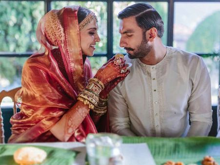 లేక్ కోమో పెళ్లి జ్ఞాపకాలు: భర్తకు లడ్డూ తినిపిస్తున్న దీపిక, నేడు బెంగుళూరులో రిసెప్షన్!