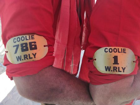 ఎఫ్2: రైల్వే కూలీలుగా మారిన వెంకీ, వరుణ్ తేజ్