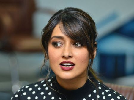 గర్భవతిని అని అన్నారు.. వారం రోజులు ఇంట్లో నుంచి బయటకు రాలేదు.. ఇలియానా!