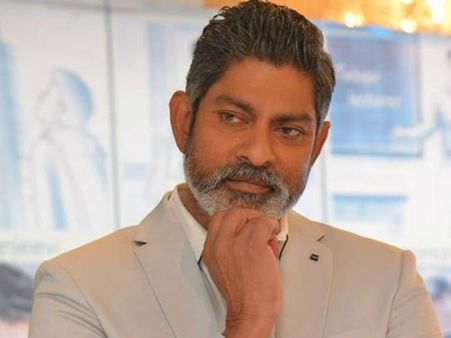 రామ్ చరణ్ తీరుతో జగపతి బాబు ఆశ్చర్యం, వందల వందని ఎంతో జాగ్రత్తగా...