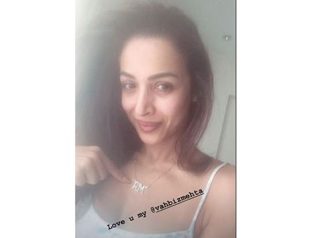 అతడితో ఎఫైర్ నిజమే... మరో హింట్ ఇచ్చిన హాట్ బ్యూటీ!