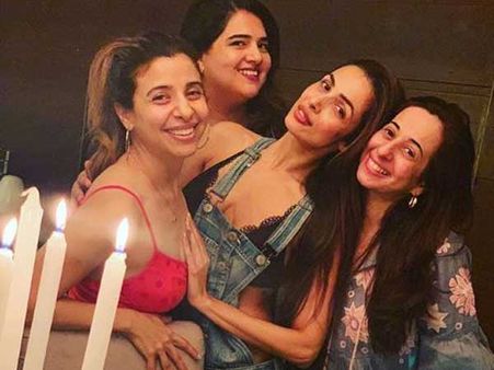 వైరల్ అవుతున్న హాట్ బ్యూటీ ఫోటోస్... అక్కడ చెయ్యేసిందేంటి?