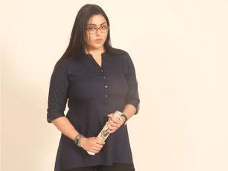 పెళ్లి తరువాత రూటు మార్చిన నమిత.. 10 కేజీలు బరువు తగ్గి, పవర్ ఫుల్ లుక్!