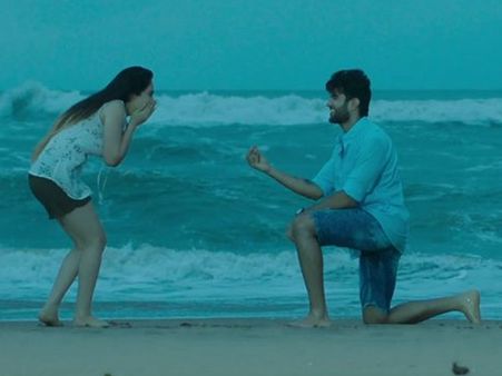 వైరల్ వీడియో: ఎంగేజ్మెంట్ రింగుతో ఆమెకు ప్రపోజ్ చేసిన విజయ్ దేవరకొండ!