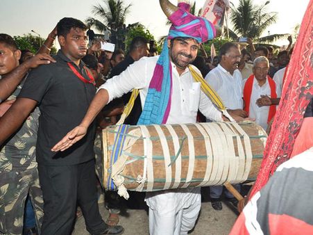 డప్పుల శబ్దం వినగానే పవన్ కళ్యాణ్‌కు పూనకం... (డాన్స్ వీడియో)