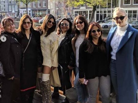 ప్రియాంక చోప్రా బ్యాచిలర్ పార్టీ, పొట్టి డ్రెస్సులో సూపర్ హాట్ (ఫోటోస్)