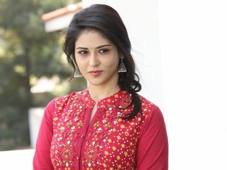 కొద్దిగా మందుకొట్టా, ఎక్కేసింది.. మేకప్‌మాన్‌కి చుక్కలు.. టాక్సీవాలా హీరోయిన్!