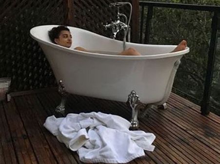 బికినీలో రాధిక ఆప్టే కేక.. బాత్‌టబ్‌లో అర్ధనగ్నంగా.. పిచ్చెక్కిస్తున్న ఫొటోలు