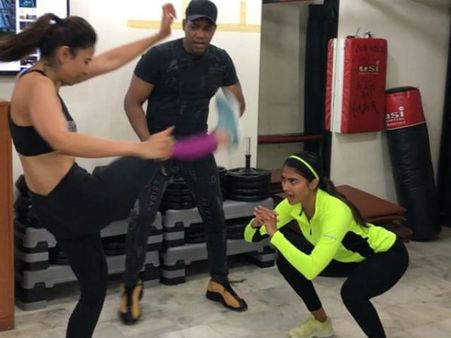 స్టార్ హీరోయిన్ల మధ్య ఫైట్.. ఒకరిపై ఒకరు కాలితో.. వీడియో వైరల్!