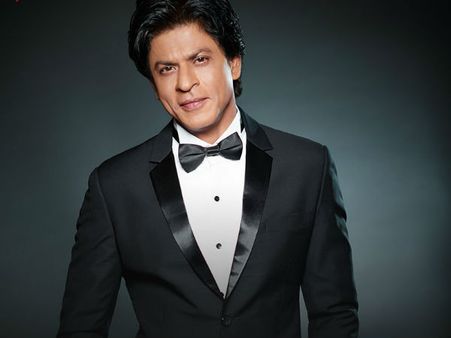 అర్ధరాత్రి షారుక్ ఇంటి ముందు బారులు తీరిన ఫ్యాన్స్... మరీ ఈ స్థాయిలోనా?