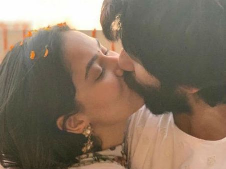 భార్యతో స్టార్ హీరో లిప్‌లాక్' పడక గదిలో చేయకుండా, సిగ్గులేదా? పోర్న్ వీడియో పెట్టండి' నెటిజన్ల ఫైర్