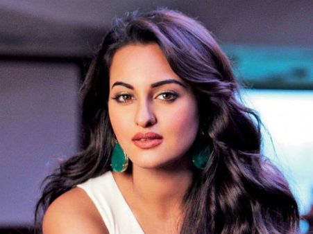 రూ. 37 లక్షలు ఫ్రాడ్: హీరోయిన్ సోనాక్షి సిన్హా మీద కేసు నమోదు