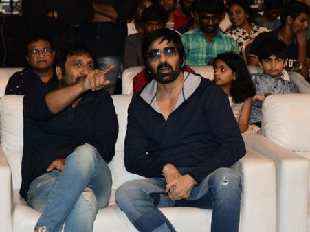 కష్టాల్లో రవితేజ సపోర్ట్, వారి వల్లే ఇంత లగ్జరీగా: శ్రీను వైట్ల