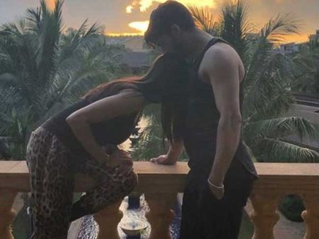 ప్రియుడితో హీరోయిన్ రొమాంటిక్‌గా.. ఒడిలో ఒదిగిన స్టార్ ఎవరో తెలుసా?