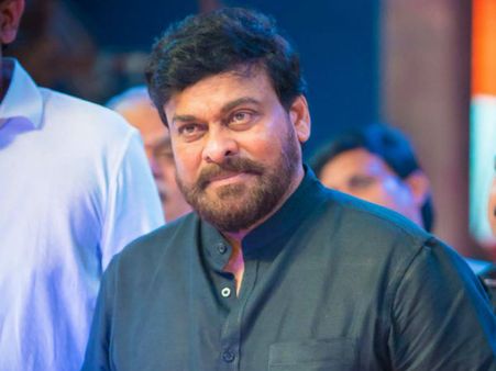 ‘సైరా’ షూటింగుకు లేటుగా డైరెక్టర్... దర్శకత్వ బాధ్యతలు చేపట్టిన మెగాస్టార్!