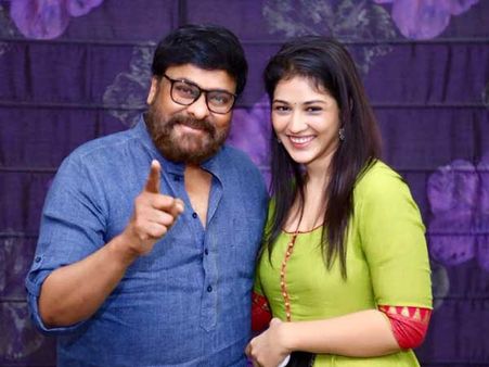 టాక్సీవాలా టీంతో మెగాస్టార్ చిరంజీవి.. హీరోయిన్‌తో బ్యూటిఫుల్ క్లిక్.. ఫోటోలు!