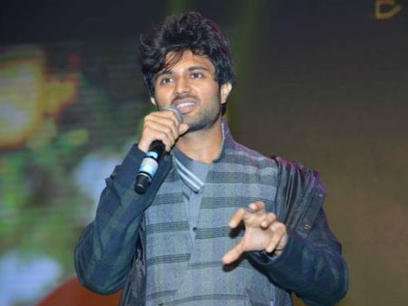 బన్నీ అన్నలాగా డాన్స్.. వాళ్లందరికీ నా మిడిల్ ఫింగర్, విజయ్ దేవరకొండ సంచలనం!