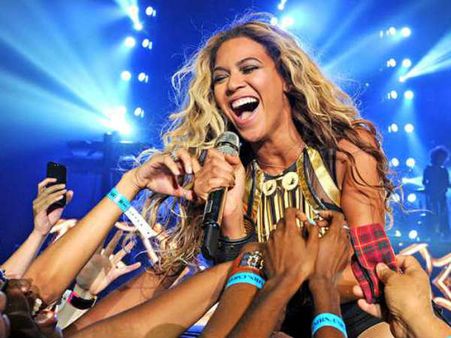 అంబానీ ఇంట్లో పెళ్లికి క్రేజీ పాప్‌స్టార్.. 100 చార్టెడ్ ఫ్లయిట్స్.. క్లింటన్ హాజరు!