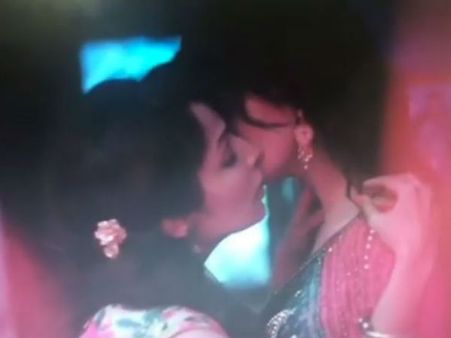 లెస్బియన్ సెక్స్ సీన్లు లీక్: హాట్ సీన్లలో రెచ్చిపోయిన లక్స్ పాప, వీడియో వైరల్!