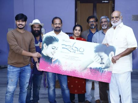 ద‌ర్శ‌కేంద్రుడు రాఘవేంద్రరావు చేతుల మీద‌గా `ఇష్టం` ఫ‌స్ట్‌లుక్‌