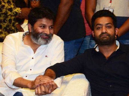 త్రివిక్రమ్ మాటతో ఆగిపోయిన ఎన్టీఆర్.. విలువైన సలహా!