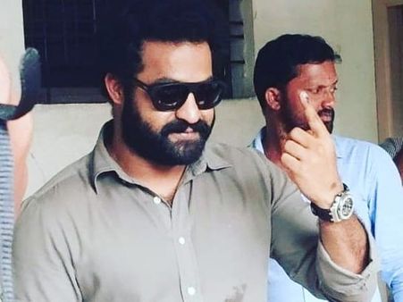 క్యూలో నిలబడి ఓటు వేసిన యంగ్ టైగర్ ఎన్టీఆర్.. బాబోయ్.. ఏంటా గడ్డం(ఫోటోలు)!