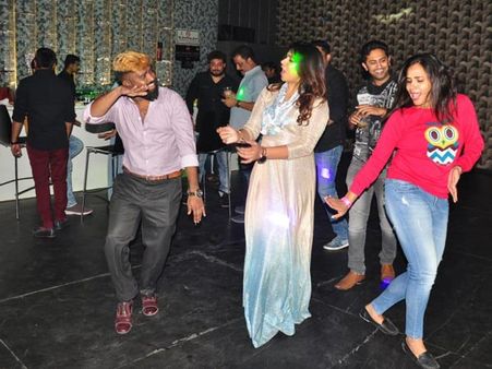 బిగ్‌బాస్ సెలబ్రిటీ బర్త్ డే.. జోరుగా చిందేసిన రోల్ రైడా, హరిప్రియ.. తనీష్ హంగామా!