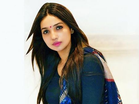 అందరినీ ఏకిపారేసిన రాఘవేంద్రరావు కోడలు, కోపానికి కారణం?