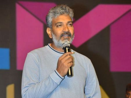 బస్ డ్రైవర్ కొడుకు అని చెప్పగానే.. ఆర్ఆర్ఆర్ కోసం వెళ్ళా, మతిపోయింది.. రాజమౌళి!