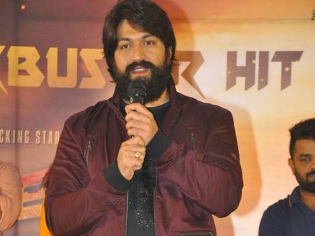 తెలుగు వాళ్లు దేవుళ్లు, రాజమౌళి సర్ హెల్ప్ చేశారు: ‘కెజిఎఫ్’ సక్సెస్ మీట్లో యష్