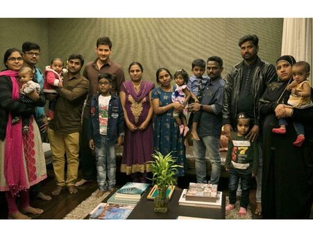 తమ చిన్నారులతో మహేష్ బాబును కలిసిన తల్లిదండ్రులు!