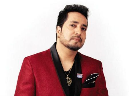 17 ఏళ్ల బాలికకు సెక్సువల్ హరాస్మెంట్: దుబాయ్‌లో ప్రముఖ సింగర్ అరెస్ట్!