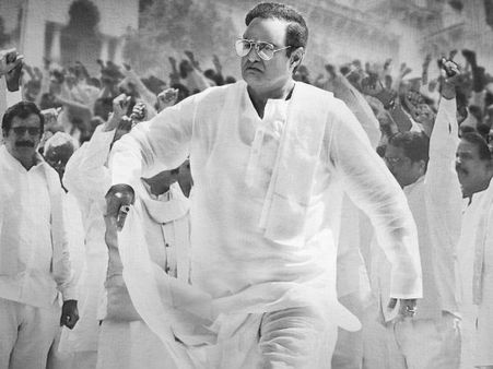 వీరావేశంతో కథానాయకుడు.. గెటప్ అదిరింది.. ఎన్టీఆర్ బయోపిక్ లేటేస్ట్ న్యూస్!