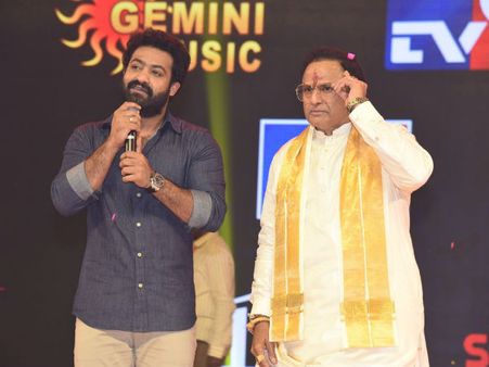 తొడగొట్టి తెలుగువాళ్ళం అని.. బాబాయ్‌ని ఏమని పొగడాలి..జూ. ఎన్టీఆర్ ఎమోషనల్ స్పీచ్!