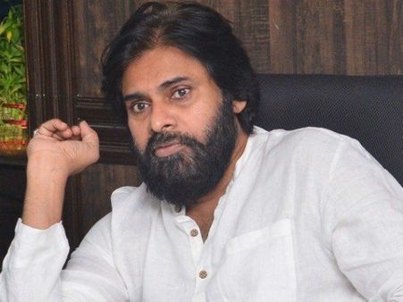 పవన్ కళ్యాణ్ ఏమైనా డేట్స్ ఇస్తాడా.. మాసిన గడ్డంతో వెళితే.. డైరెక్టర్ హాట్ కామెంట్స్!