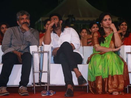 బ్యాడ్‌బాయ్ అంటున్న రాజమౌళి... అనుష్కతో డేటింగ్‌పై గుచ్చిగుచ్చి, ప్రభాస్ చెప్పేది అబద్దమా?