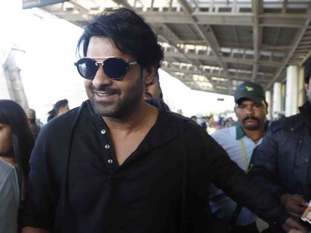 ఎస్ఎస్ కార్తికేయ వెడ్డింగ్: రాజమౌళితో కలిసి ప్రభాస్ డాన్స్ (వీడియో వైరల్)