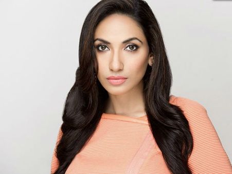 ఓ వైపు సినిమా సక్సెస్‌: పాపం ఆమె జైల్లో, కన్నీరు పెట్టిన తండ్రి.... పుట్టినరోజున ఎంత కష్టం?