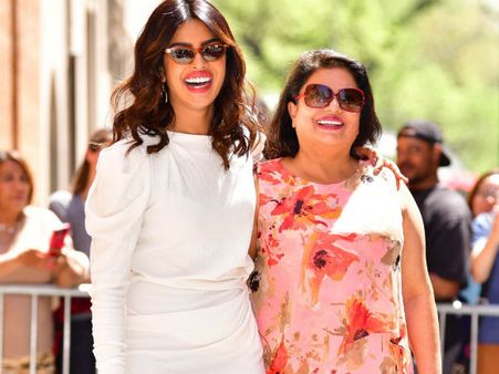 గాడిదలు, ఫూల్స్... ఇంత నీచంగా ప్రర్తిస్తారా? ప్రియాంక చోప్రా తల్లి ఫైర్!