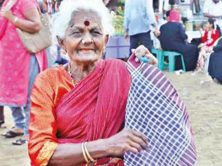 500పైగా చిత్రాలు.. బీచ్‌లో కర్చీఫ్‌లు అమ్ముకుంటున్న సీనియర్ నటి, ఈ దుస్థితికి కారణం..