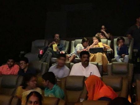 థియేటర్‌లో సామాన్యుడిలా సూపర్ స్టార్ రజని!