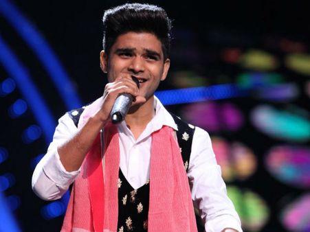 ‘ఇండియన్ ఐడల్ 10’ విజేతగా నిలిచిన పేద సింగర్, ఆ డబ్బుతో.....