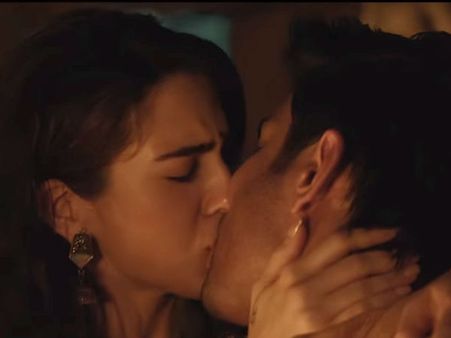 లిప్ కిస్ పెట్టడం చాలా సులభం.. నిజమైన లవర్‌లాగే అతడితో, స్టార్ హీరో కుమార్తె హాట్ కామెంట్స్!