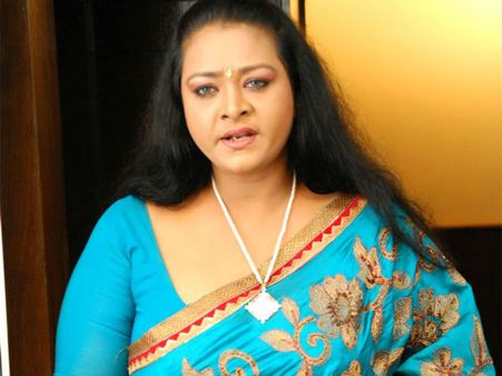 అసభ్యంగా చేతులు వేస్తే అలా చేసేదాన్ని.. ఇప్పటి హీరోయిన్లు చేస్తున్నది కరెక్ట్ కాదు.. షకీలా!