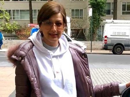 హ్యాపీ ఇంటర్వెల్: ఇండియాకు సోనాలి బింద్రే, క్యాన్సర్‌ పోరు ముగియలేదు!